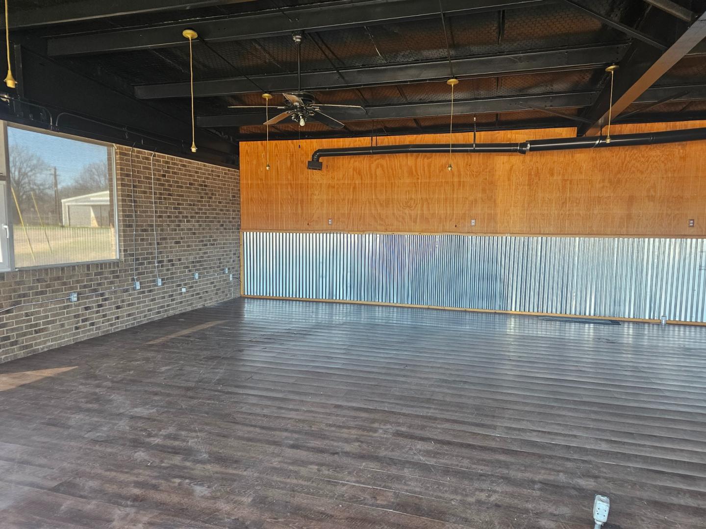 2007 , located at 533 S Seven Points BLVD, Seven Points, TX, 75143, (430) 255-4030, 32.313999, -96.209351 - Front building is around 1500 sqft. with 1 bathroom Back building is around 2500 sqft. with large office and 2 bathrooms. - Photo#4